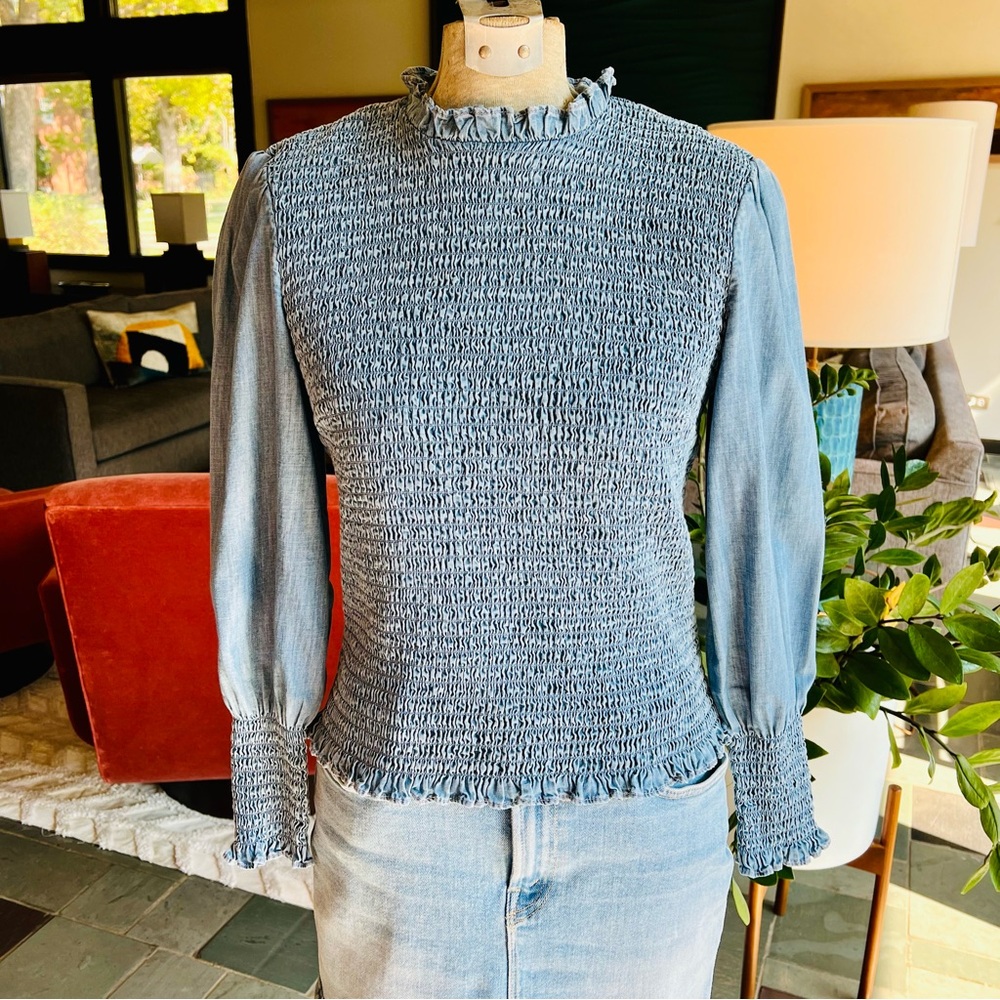 Veronica Beard Idony Smocked Chambray top in blue, size 0. 💙